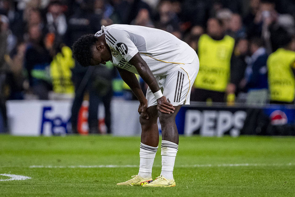 44岁阿隆索下课在即？主场仅1次射正创欧冠新耻！遭8万皇马球迷狂嘘